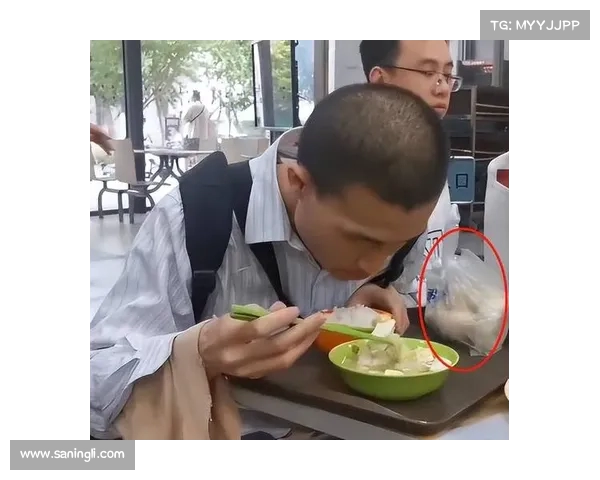韦东奕回老家探亲,父母罕见亮相:艰苦生活依旧,毛坯房里的温暖故事 韦东奕回老家探亲,父母罕见亮相:艰苦生活依旧,毛坯房里的温暖故事